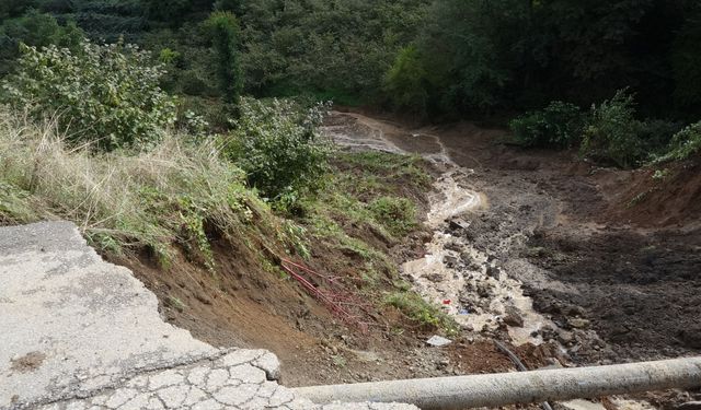 Mahalle yolu çöktü; sürüklenen araçtaki 2 kişi yaralandı