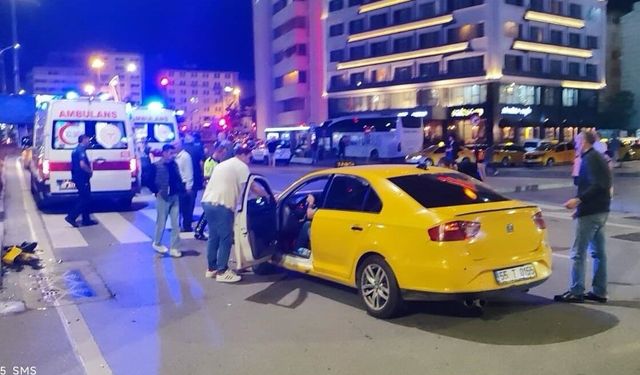 Samsun'da taksiler çarpıştı: 2 yaralı