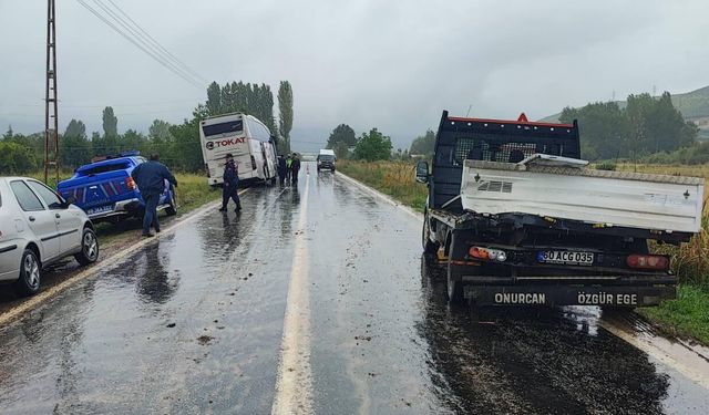 Yolcu otobüsü, kamyonete çarptı: 2 yaralı