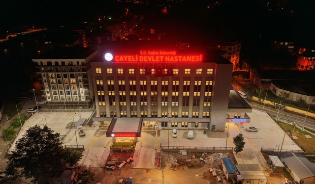 Yeni Çayeli Devlet Hastanesi'nde ışıklar yandı, tabela takıldı.