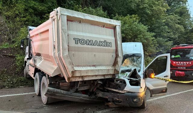 Ordu'da yolcu minibüsü kamyonla çarpıştı: 1 ölü 23 yaralı