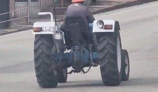Kafasına taktığı dubayla traktörle trafikte ilerledi