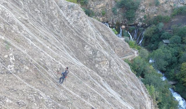 Tomara Şelalesi Tabiat Parkı'nda kaya düşme riskine karşı çelik ağlarla önlem alınıyor