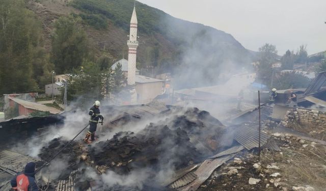 Bayburt'ta çıkan yangında 5 ev zarar gördü