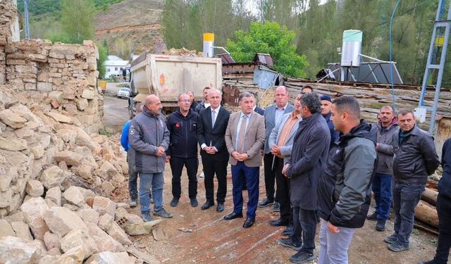 Bayburt Valisi Eldivan, yangında zarar gören evlerle ilgili çalışmaları inceledi