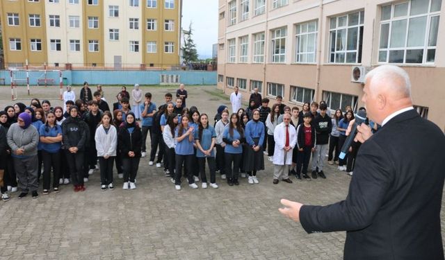 Of Milli Eğitim Müdürü Kabahasanoğlu öğrencilerle bayrak töreninde buluştu