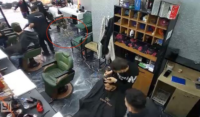 Atmaca, kuşu avlamak için berber dükkanına girdi