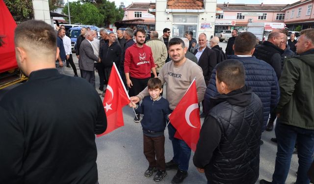 Çeltik üreticileri traktörlerle konvoy oluşturdu