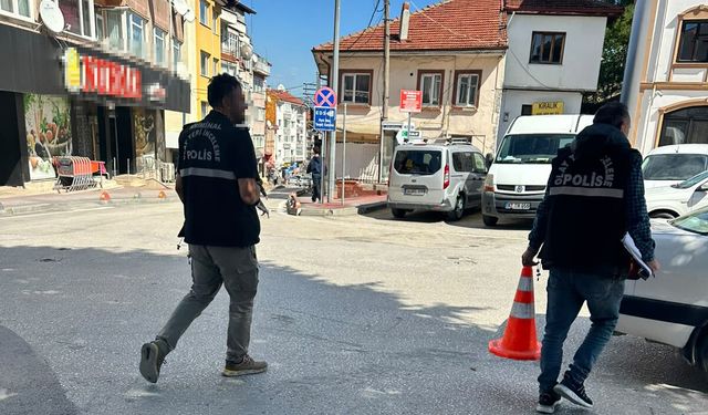Firma kıyafeti giyip iş makinesiyle yer altındaki kabloları çalan 6 şüpheli tutuklandı