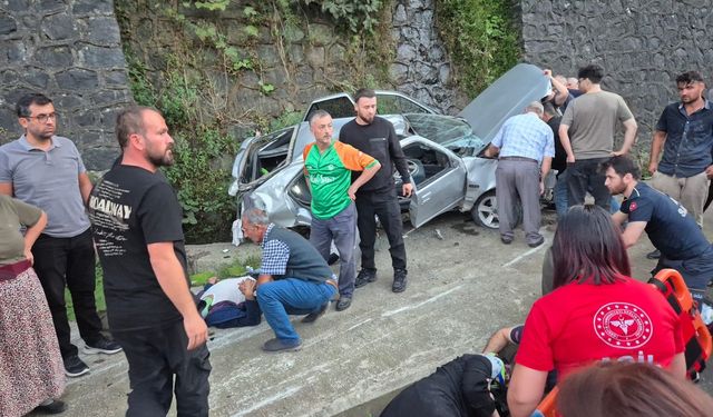 Hopa'da 53 plakalı otomobil istinat duvarına çarptı: 3 yaralı