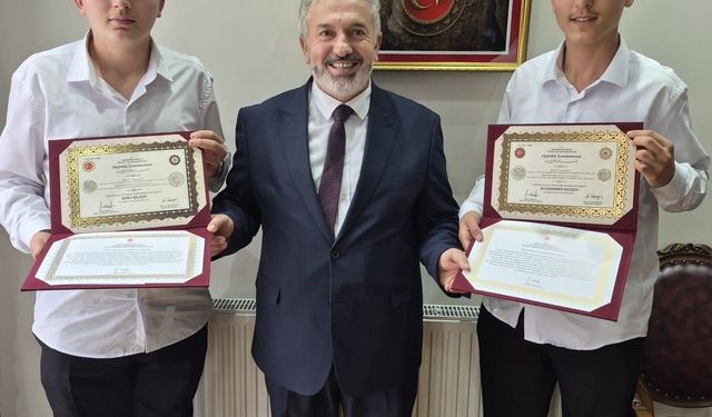 İkiz kardeşler aynı gün hafızlığa başlayıp aynı gün tamamladı