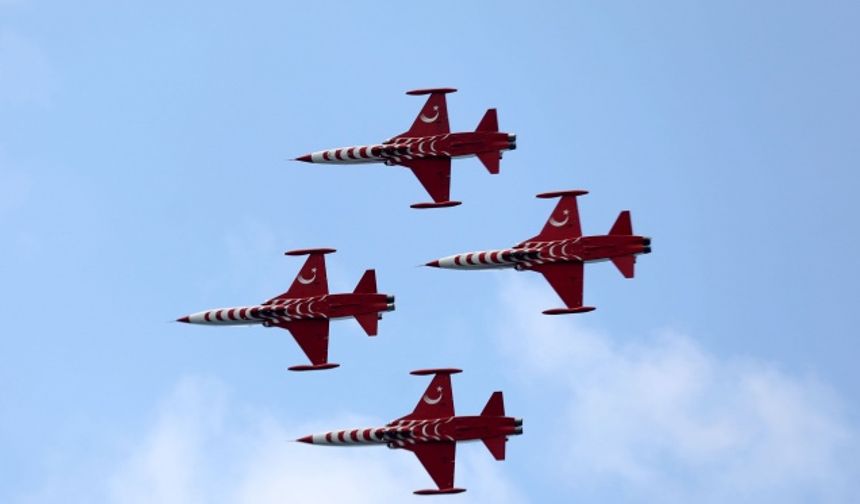 Türk Yıldızları Rize'de gösteri uçuşu yaptı