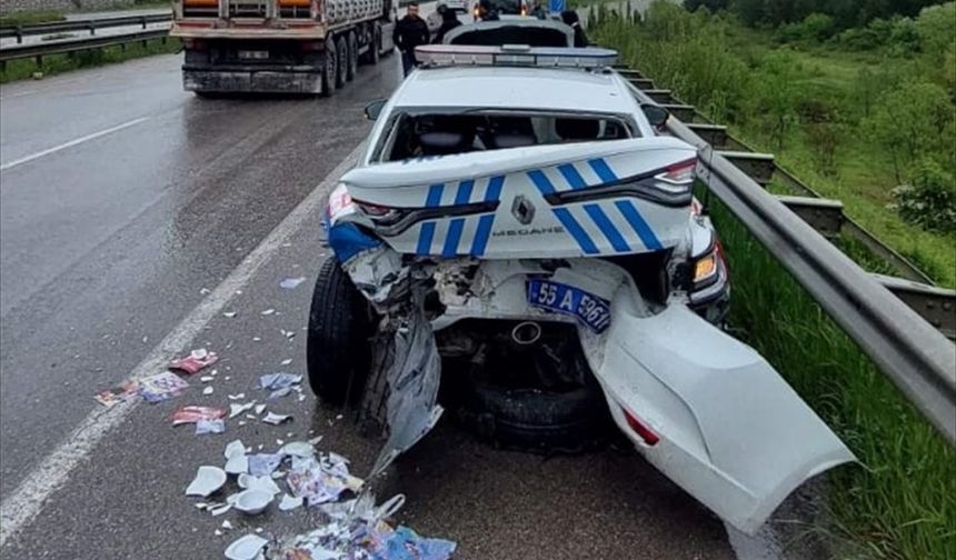 Kazaya müdahale eden polis aracına çarpan Rize plakalı otomobildeki 3 kişi yaralandı