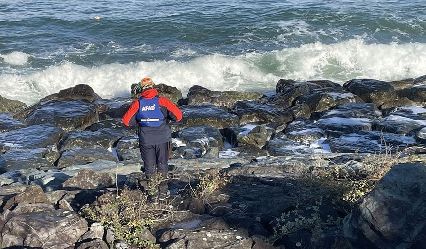 Ardeşen’de denizde kaybolan kadın için arama çalışmaları devam ediyor
