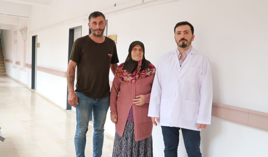 Boğazından 30 santimetre tiroit kitlesi çıkarılan hasta şikayetlerinden kurtuldu