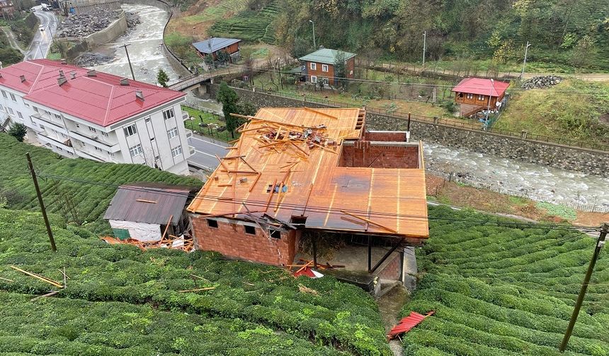Rize'de, şiddetli rüzgar nedeniyle 74 evin çatısı uçtu