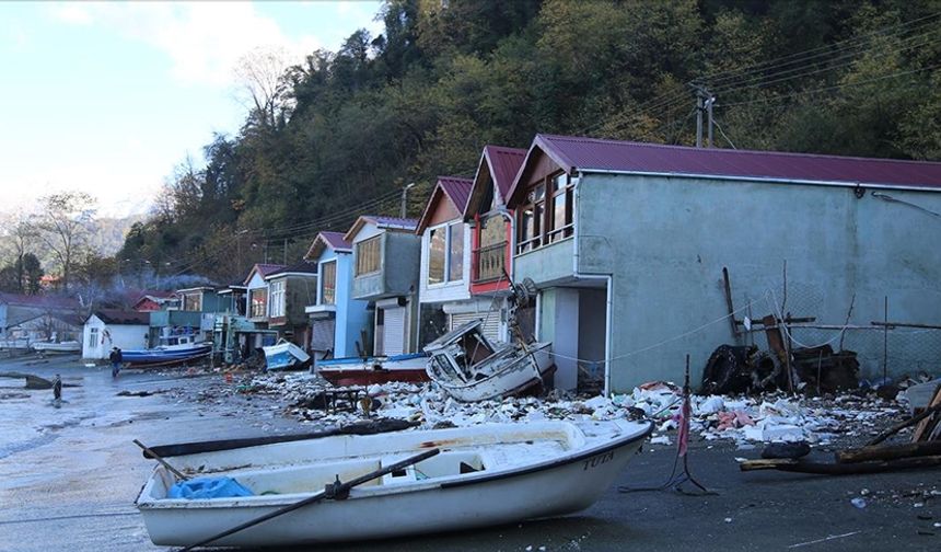 Artvin'de fırtınada oluşan dalgalar balıkçı barınaklarına zarar verdi