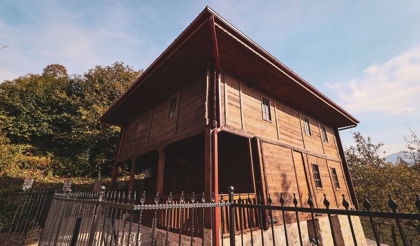 Rize'de restore edilen tarihi ahşap cami ibadete açıldı