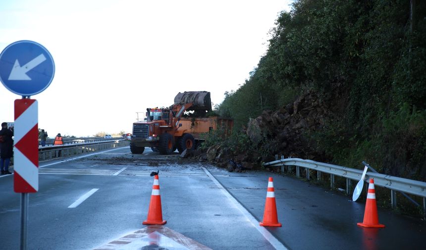 Karadeniz Sahil Yolu'nda heyelan sonrası çalışmalar sürüyor