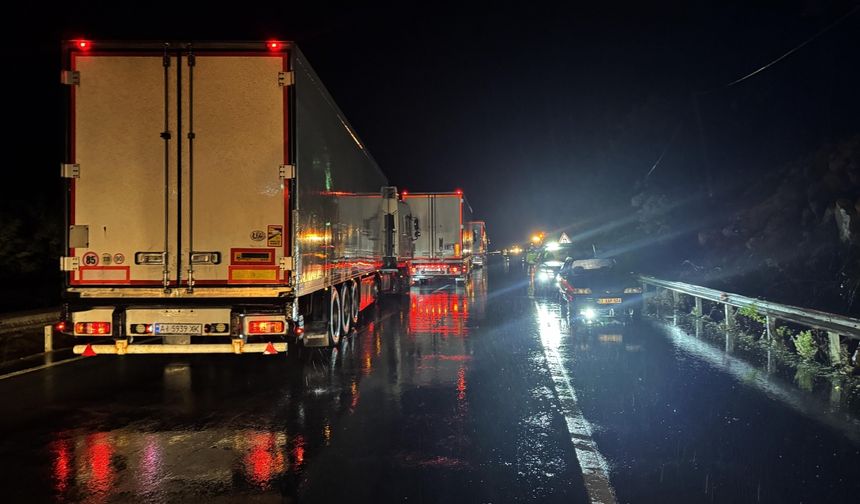 Rize'de heyelan nedeniyle Karadeniz Sahil Yolu'nun Artvin yönü ulaşıma kapandı