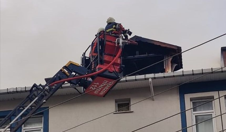 Sürmene'de  çıkan çatı yangını söndürüldü