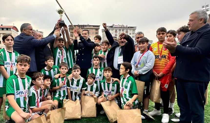 Çayelispor U14 altyapı takımı şampiyon oldu