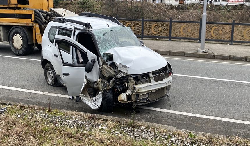 Rize'de aydınlatma direğine çarpan sürücü yaralandı