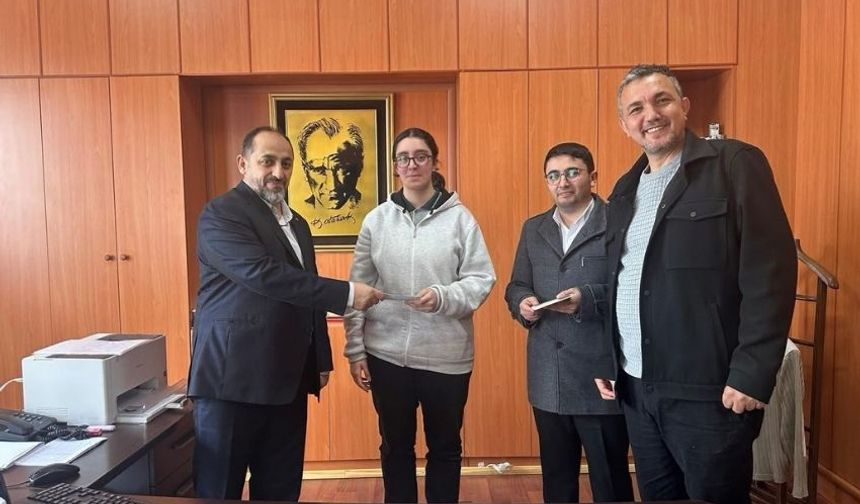 Rize’de Resim Yarışmasında Dereceye Giren Nilsu Akbaş Ödüllendirildi