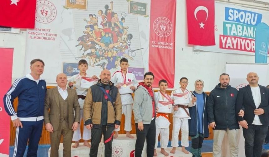 Rizeli Sporcular Bayburt’ta Dereceye Girdi