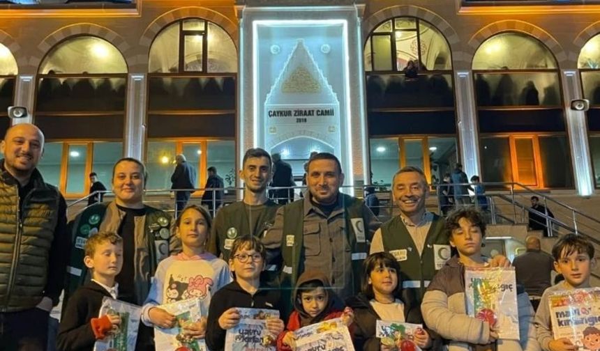 Rize'de Yeşilay Gönüllüsü Çocuklar Kadir Gecesinde Camilerde Buluştu