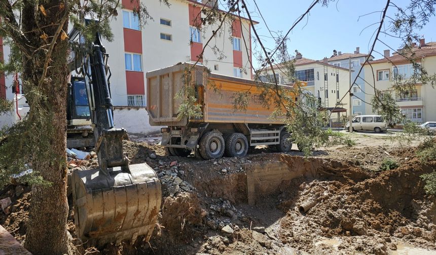 Çorum'da iş makinesinin su borusunu patlatması sonucu cadde ve sokaklar suyla kaplandı