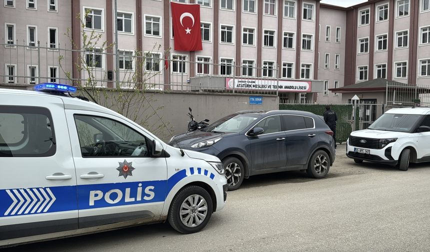 GÜNCELLEME - Samsun'da daha önce bir öğrenciyi bıçakla yaralayan genç, aynı okulda öğretmeni darbetti