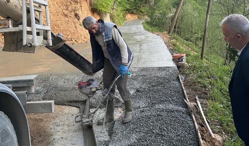 İkizdere Belediyesi, kış hasarlarını onarıyor: Mahalle yolları betonla yenileniyor!