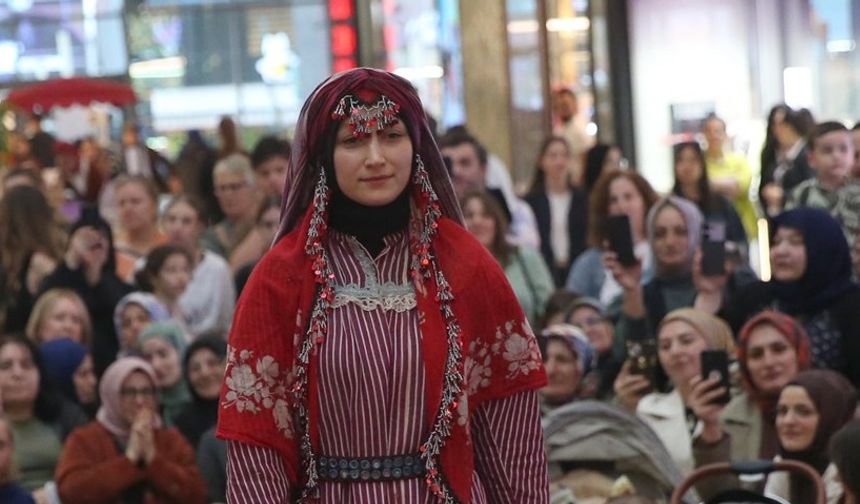 "Rize'nin Asırlık Gelinlikleri" defilesi düzenlendi