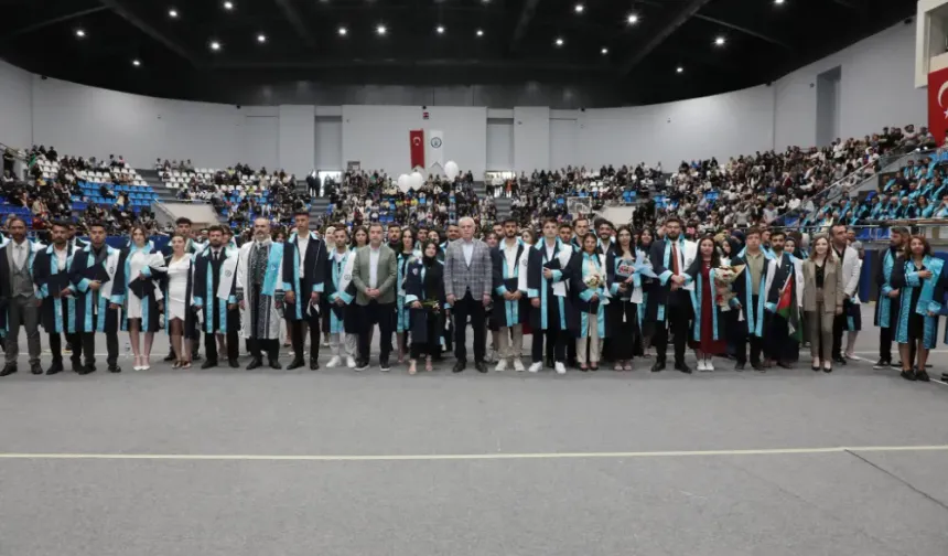 Bayburt Üniversitesi’nde Mezuniyet Sevinci Yaşandı