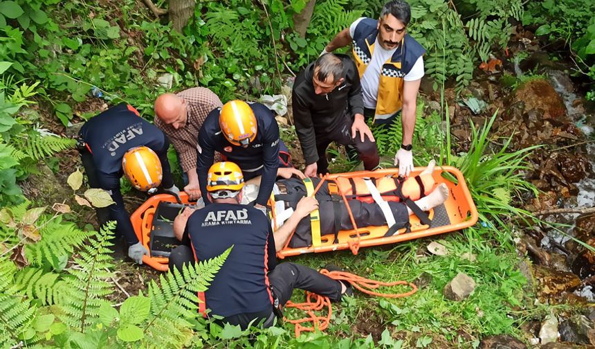 Rize'de arazide çalıştığı sırada ayağından yaralanan kişiyi ekipler kurtardı
