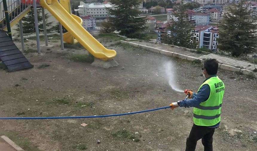 Bayburt Belediyesi'nden Çocuk Parkları ve Yeşil Alanlara Kapsamlı İlaçlama