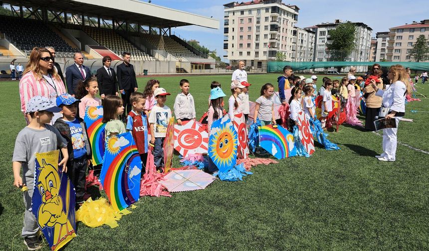 Arhavi’de Gökyüzü Uçurtmalarla Renklendi