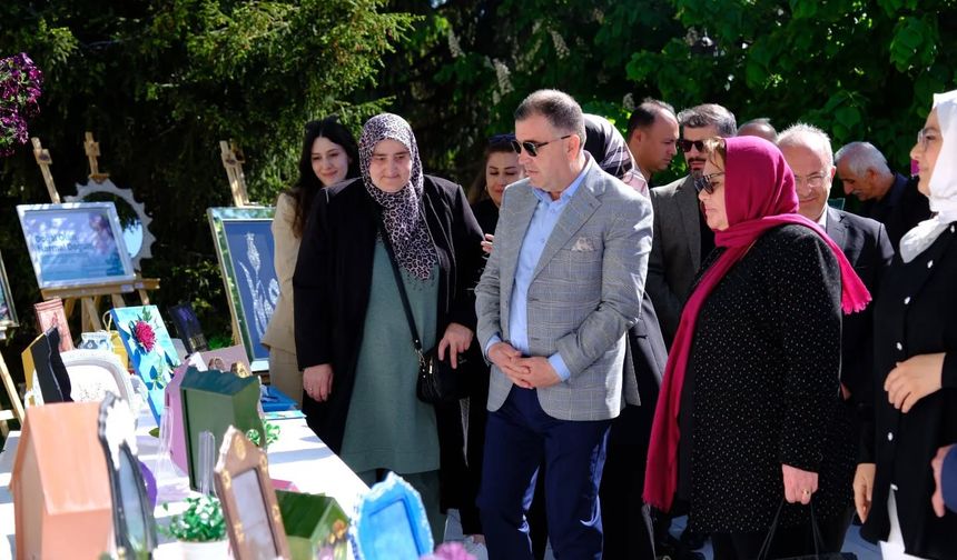 Bayburt Valisi Eldivan, Dünya Şizofreni Gününde Düzenlenen Kermese Katıldı