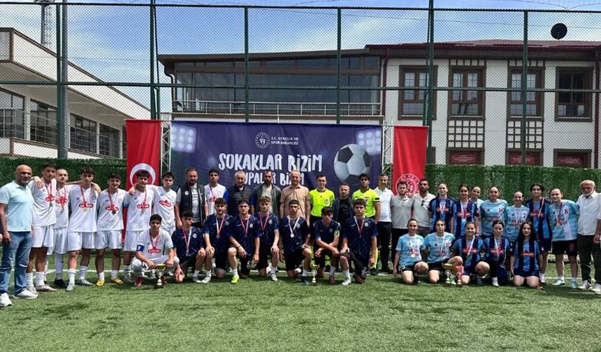 “Sokaklar Bizim 5x5 Futbol Gençlik Kupası” Heyecanı Şenol Birol Spor Kompleksi’nde Yaşandı