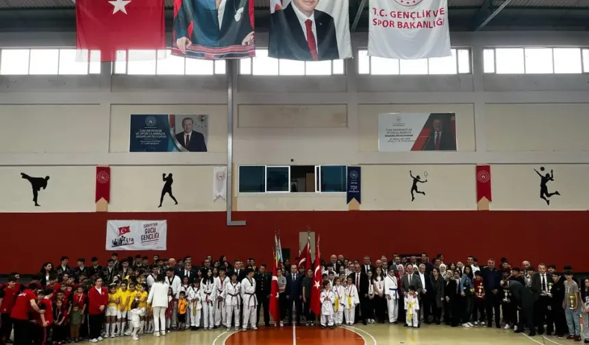 Hopa’da 19 Mayıs Coşkusu Spor Salonunu Doldurdu