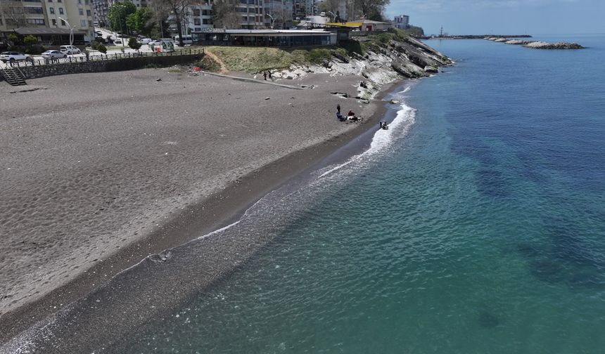 Akçakoca'da sıcak havayı fırsat bilenler sahilde vakit geçirdi
