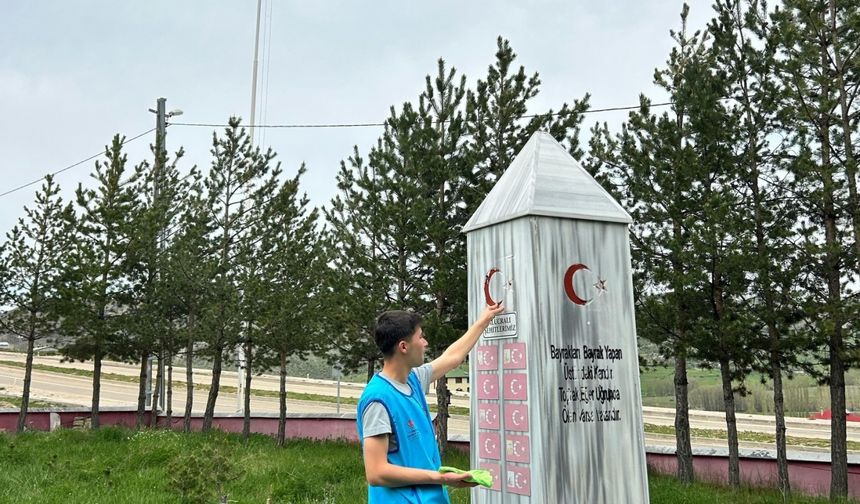 Alucra'daki şehitlikte yüksekokul öğrencilerinden temizlik ve çevre düzenlemesi
