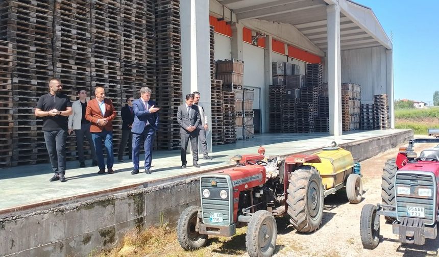 Amasya Valisi Önder Bakan, meyve paketleme ve soğuk hava tesislerini ziyaret etti