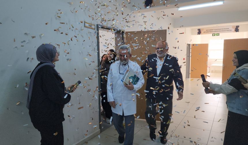Amasya'da 39 yıllık meslek hayatının ardından emekli olan öğretmene duygulandıran veda