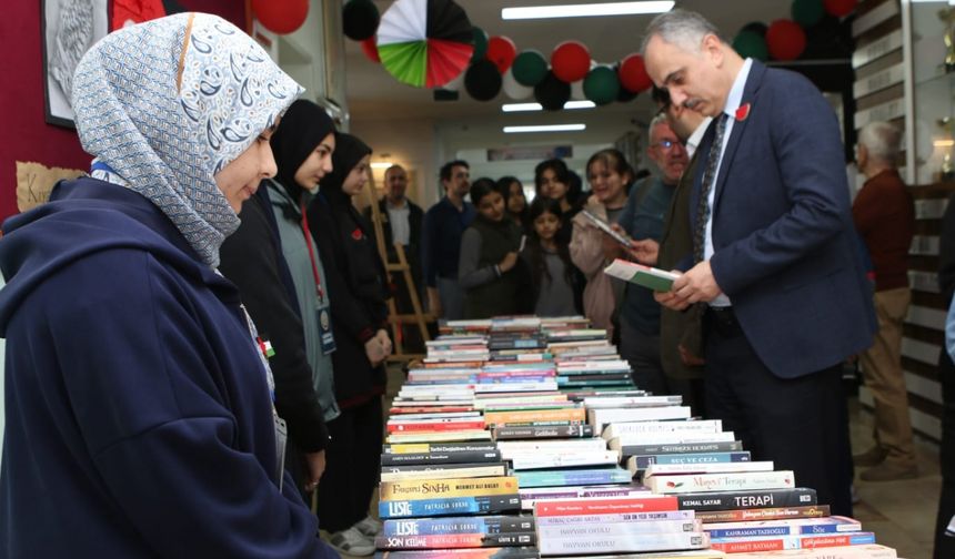 Amasya'da bir grup öğrenci, kitaplarını kermeste satıp gelirini Gazze'ye gönderdi