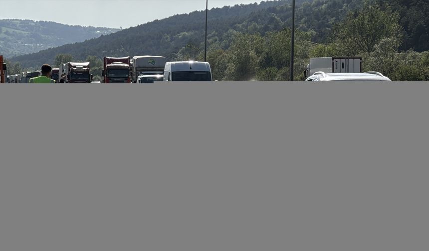 Anadolu Otoyolu'nda çarpışan tırlar ulaşımı aksattı
