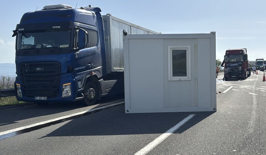 Anadolu Otoyolu'nun Bolu kesimindeki zincirleme kaza ulaşımın aksamasına yol açtı