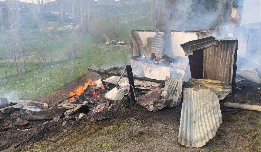 Artvin'de bir evde başlayan ve 2 ahıra sıçrayan yangın söndürüldü
