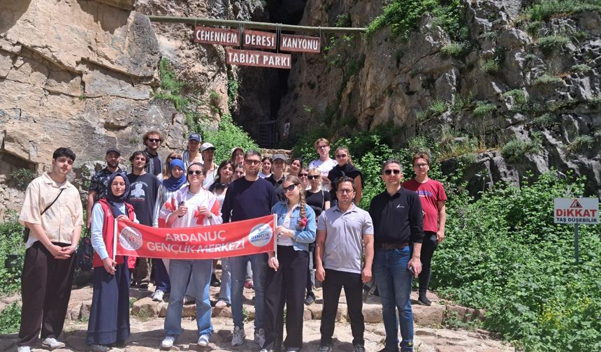 Artvin'e gelen Erasmus öğrencileri Cehennem Deresi Kanyonu'nu gezdi